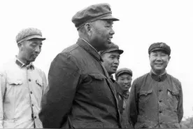 85年邓小平南下，途中会见许世友，掏出1瓶茅台：就知道你好这口图片
