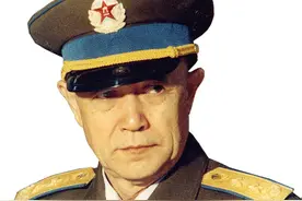 中国一白人将军，谈判桌上喝倒十多位苏联将军，为中国省下几千万图片