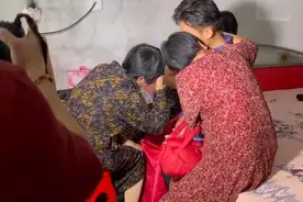 湖南一新娘去新郎家接亲，男方的家人大哭不止，新娘笑得合不拢嘴图片