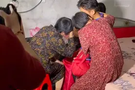 湖南一新娘去新郎家接亲，男方的家人大哭不止，新娘笑得合不拢嘴图片