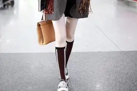 “袜子”才是夏天最百搭、最时髦的配饰，搭这几双鞋，洋气还吸睛图片