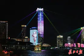 黄浦江上演进博版灯光秀 | 图集图片