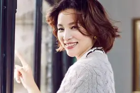 董卿卸妆后，金星卸妆后，王小丫卸妆后，网友：美不美一盆水啊！图片