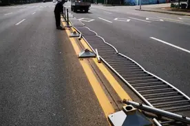 宽阔了！我市5条道路拆除中心交通隔离护栏图片