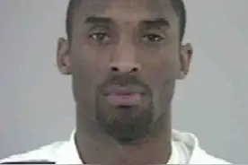 NBA球星入狱照，科比淡定JR面露微笑，安东尼阿泰略显放肆图片