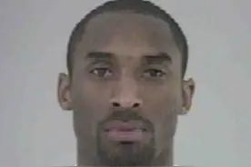 NBA球星入狱照，科比淡定JR面露微笑，安东尼阿泰略显放肆图片