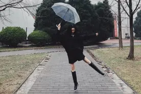 40岁董洁好嫩！瘦的细腿撑不满长靴，前男友王大治却住出租屋？图片