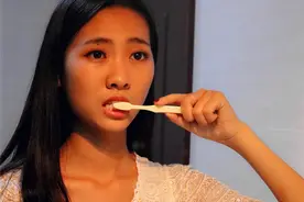 刷完牙，该不该刷舌头？一直不刷舌头，对身体会有什么影响吗？图片