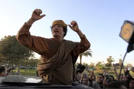 住帐篷、娶杀手，建议巴、以合并，卡扎菲真的是“疯子”吗？图片