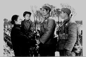 影史冷知识：这部新中国第一部军事片，还原了一场持续63个小时的战役图片