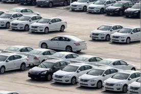 刚出厂的新车为什么全要露天停放呢？这样不仅不伤车还对车有利图片