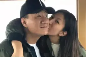胡军女儿19岁身高接近1米85，看她海边照片，网友：发育迅猛图片