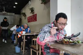 河南90后退伍小伙开饭馆，10元管饱挤满农民工，尝试1元套餐却遭遇尴尬图片