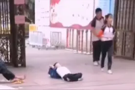 小学生放学盘腿躺校门口等家长，网友：妈见打图片