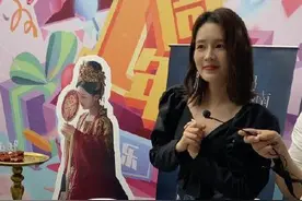 李沁去鹅厂扫楼，黑衣红唇，状态超好！摆摊猜拳赢关东煮很接地气图片