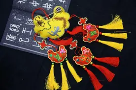 晋绣皇历包 七彩丝线蕙生福图片