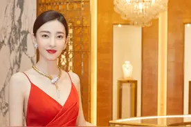 王丽坤骨架小还很瘦，一袭真丝吊带礼服穿出骨感美，红唇明艳动人图片