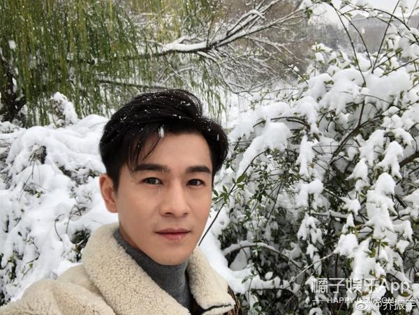 还记得《雪花女神龙》里的欧阳明日吗？他现在长这样