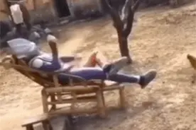 沙雕表情包：其他男朋友都不多事就你粘人图片