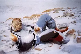 珠峰“睡美人”，为何22年无一人将其掩埋？现在成了珠峰登山路标图片