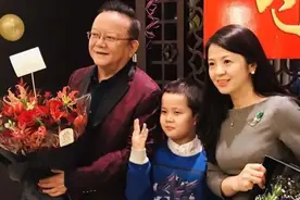 和珅扮演者王刚，三段婚姻老来得子，住豪宅开豪车，车牌值800万图片