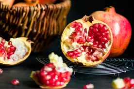 软籽石榴有几种 突尼斯软籽、中农红软籽、胭脂红软籽等图片