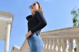 借闺蜜的紧身衣，每次穿要花半小时图片