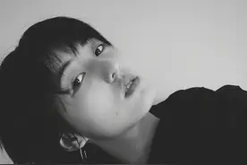 张子枫黑白九宫格写真，短发大耳环风格大改，清冷甜酷有略带呆萌图片