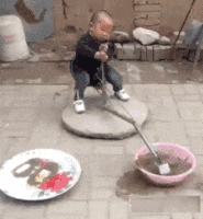 男孩能有多痴迷挖掘机？网友：你是在我家装了摄像头吗