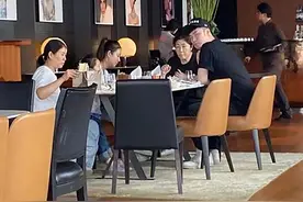陈赫与家人出行被粉丝偷拍，发现后表情不悦怒盯着镜头图片