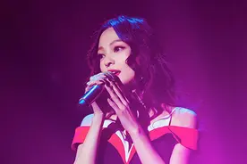 张韶涵不同于布兰妮，一首阿刁“你是自由的鸟”扯掉原生家庭的痛图片