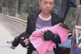 90后男孩双腿被截，妻子留下女儿离开，为女儿他再次勇敢站起来图片