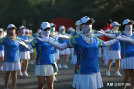 迷你裙加身广场舞大妈跳出年轻态图片