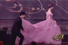 微博之夜合照，肖战3次给杨紫提裙，唇语10级翻译他说的3个字图片