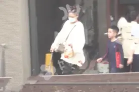 应采儿定居上海送儿子上国际学校，接Jasper放学时表演跳舞很卖力图片