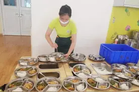 深圳某幼儿园食堂走红，菜品丰富且摆盘精致，家长表示学费没白交图片