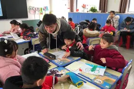 年轻的数学老师教学生独立思考，鼓励向老师挑战图片
