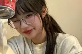 小说：她主动亲吻了我图片