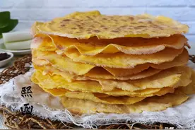 定兴特产棒子面饼，圆如月薄如纸，干香酥脆，从小吃到大的美味图片