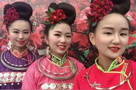 贵州丹寨：表姐带表妹游万达小镇，苗家姑娘真的貌美如花！图片