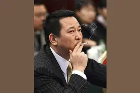 他身价400亿，汶川地震主动捐五千万，被捕时家中搜出一个排武器图片