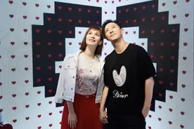 韩庚卢靖姗合体现身活动，头挨着头双手紧牵，高调秀恩爱图片