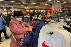 一年狂卖800亿！这个又土又村的大卖场，为何老少通杀？图片