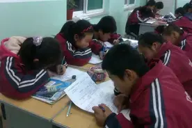 孩子驼背怎么办？建议家长都学学这个方法，3周改善不良坐姿图片