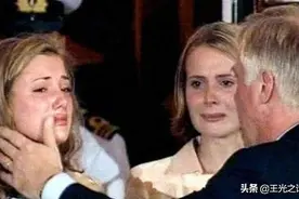 悬挂国旗庆祝回归的香港市民，短裤值勤的以色列女兵，17张老照片图片