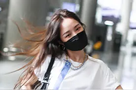 孟佳现身机场跳《无价之姐》秀发飞舞潇洒自信图片