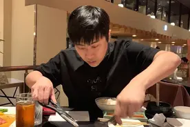 靠模仿也能火？他不仅语气像卢本伟，连长相造型都跟卢本伟差不多图片