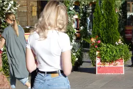 「国外街拍」波兰街头，金发姑娘忙着看手机图片