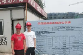 “网恋男友给我发了张自拍，这个帽子是工人吗？”哈哈哈网恋两个图片