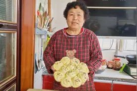 农村妈妈教你用电饼铛做面包，食材家里都有，香甜松软真好吃！